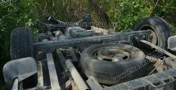 Микробус се обърна по таван край Хасково, трима са в болница