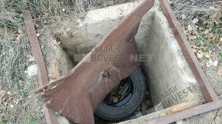 Занемарена шахта до Гняздово поглъща автомобили, търси се собственикът