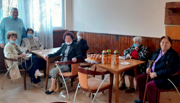 С почерпка и народен оркестър отбелязаха Международния ден на възрастните хора