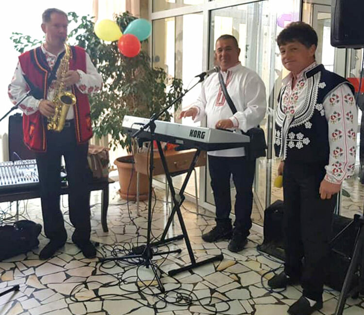 С почерпка и народен оркестър отбелязаха Международния ден на възрастните хора