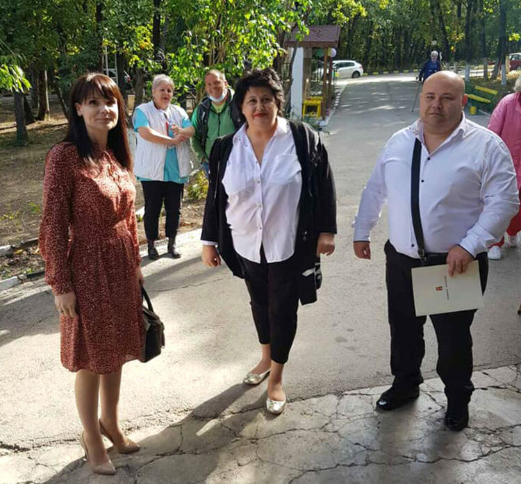 С почерпка и народен оркестър отбелязаха Международния ден на възрастните хора