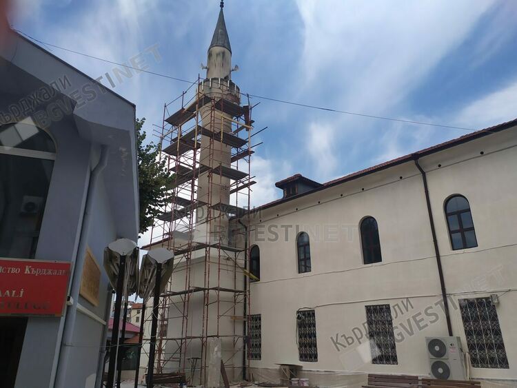 Обновяват джамията на Пазара с дарения