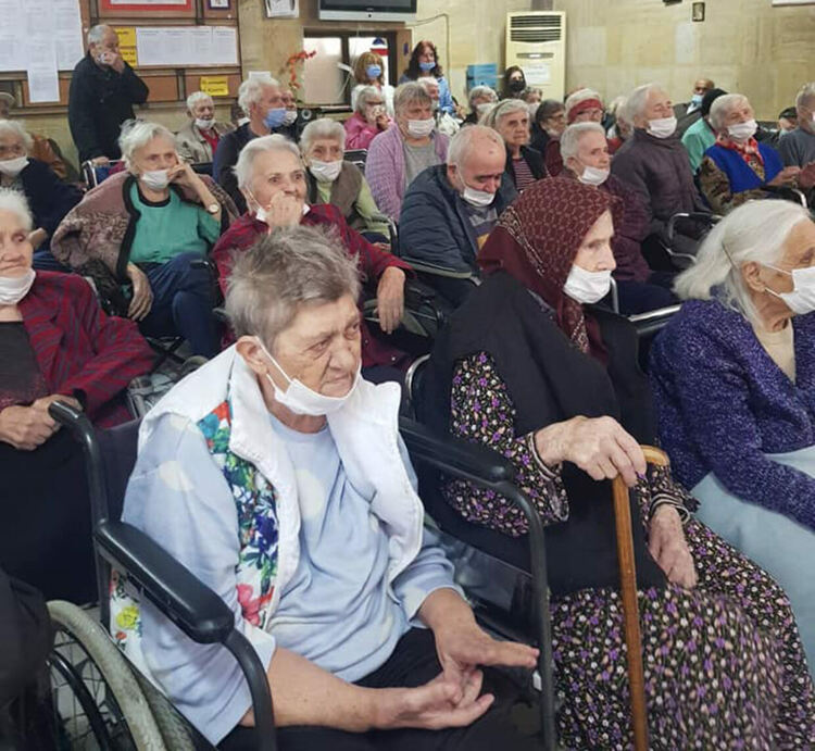 С почерпка и народен оркестър отбелязаха Международния ден на възрастните хора