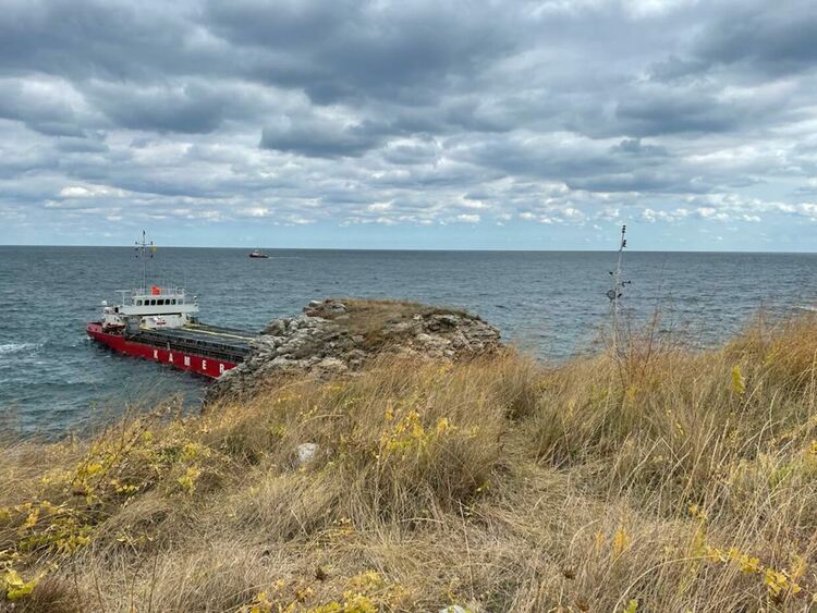 Ако екипажът не слезе, прокурор ще се качи на заседналия Vera Su 