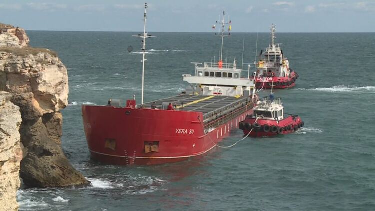 Собственикът на "Вера Су" отказва евакуация на екипажа, обявиха частично бедствено положение