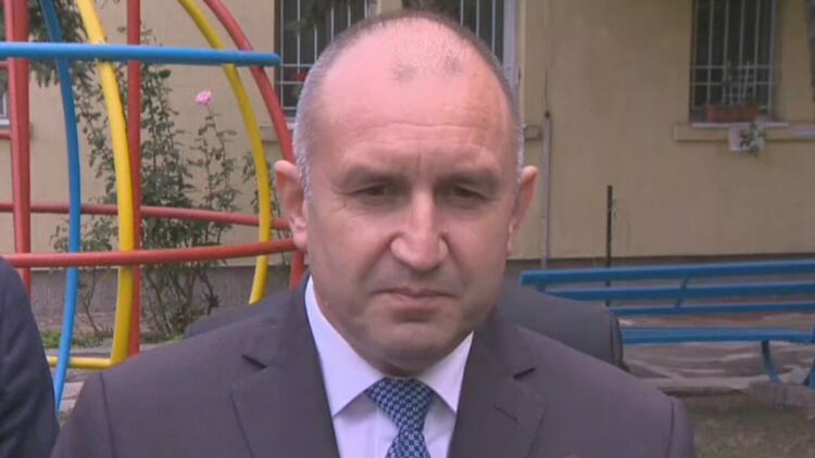 Радев: Преди 5 години Борисов се скри под полата на Цачева, сега се крие под тогата на ректора