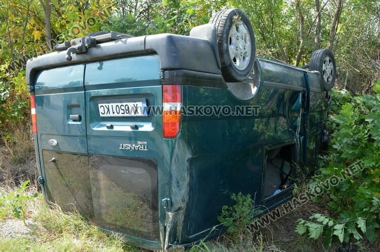 С временна опасност за живота е пътник от обърнатия бус