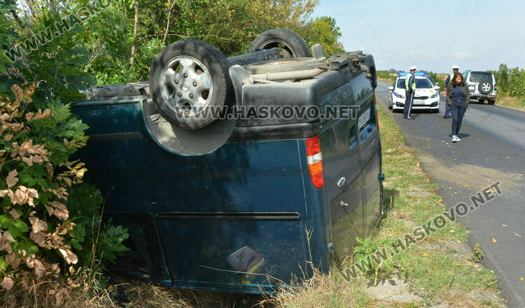 С временна опасност за живота е пътник от обърнатия бус