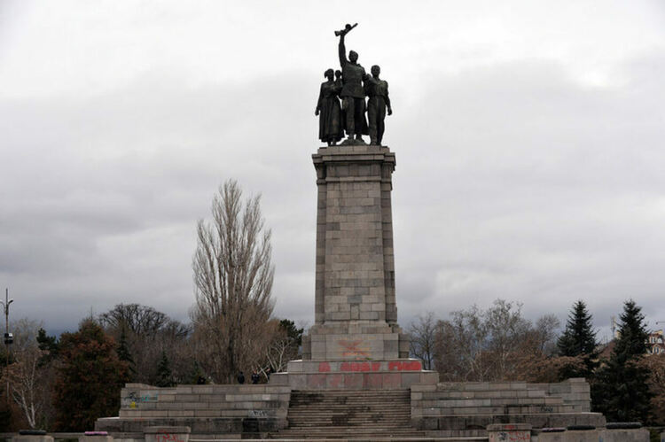 Трайчо Трайков апелира гражданите да избягват Паметника на Съветската армия, защото е опасен