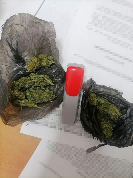 Арестуваха мъж и жена за над 6 кг марихуана