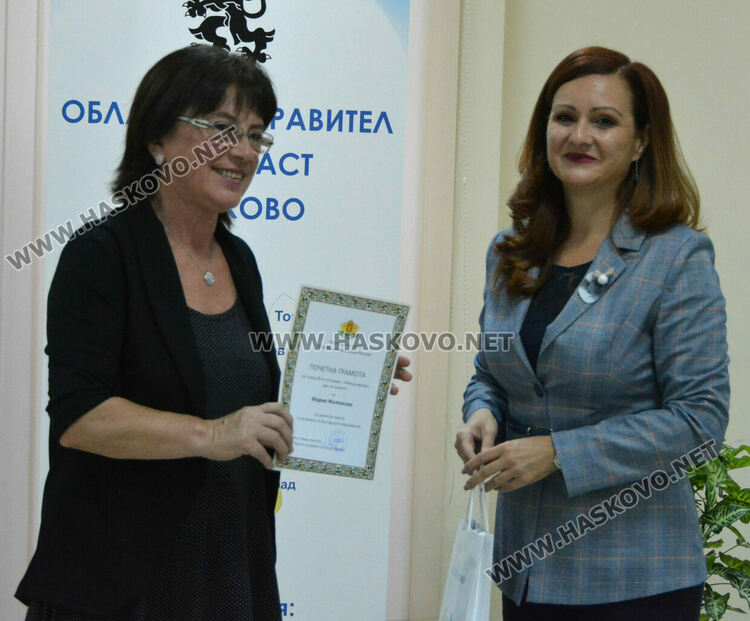 13 пенсионирани учители и директори с почетни грамоти за Международния ден на учителя