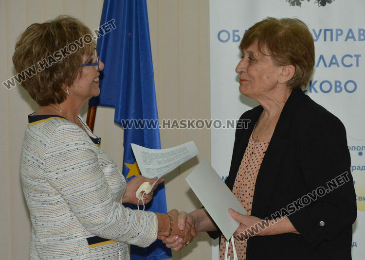 13 пенсионирани учители и директори с почетни грамоти за Международния ден на учителя