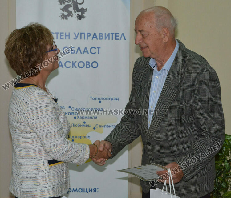 13 пенсионирани учители и директори с почетни грамоти за Международния ден на учителя