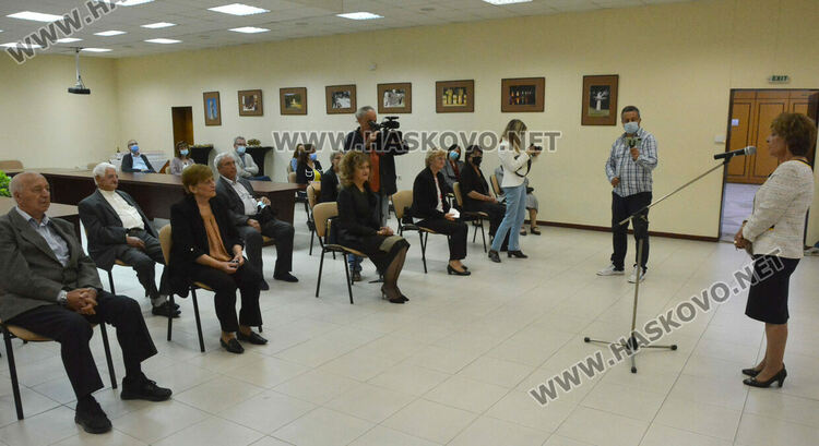 13 пенсионирани учители и директори с почетни грамоти за Международния ден на учителя