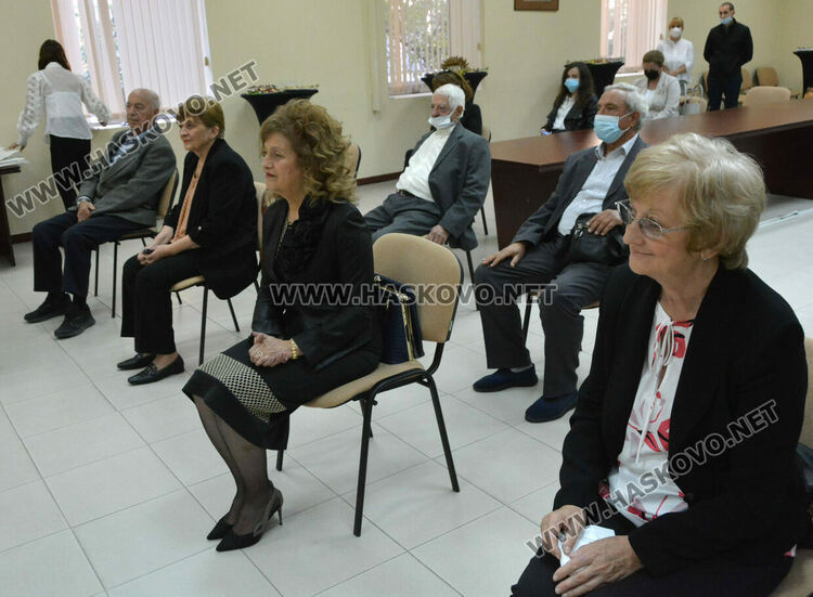 13 пенсионирани учители и директори с почетни грамоти за Международния ден на учителя