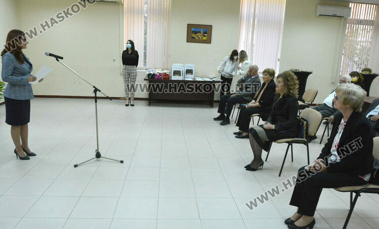 13 пенсионирани учители и директори с почетни грамоти за Международния ден на учителя