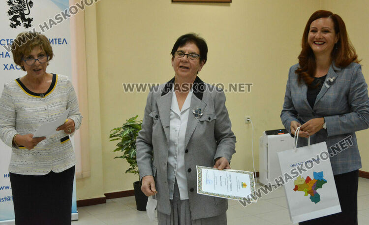 13 пенсионирани учители и директори с почетни грамоти за Международния ден на учителя