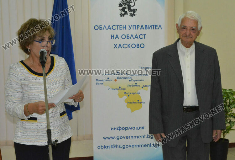 13 пенсионирани учители и директори с почетни грамоти за Международния ден на учителя