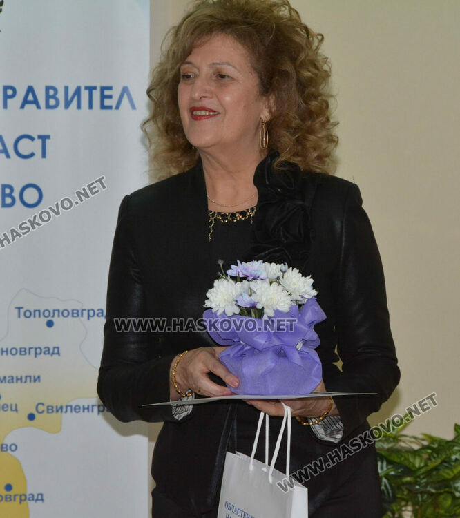 13 пенсионирани учители и директори с почетни грамоти за Международния ден на учителя