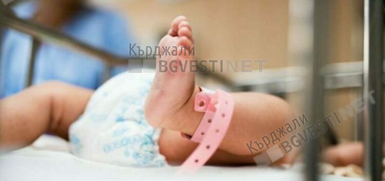 Екип на Центъра за спешна медицинска помощ транспортира бебето с COVID 19 до лечебно заведение в Пловдив