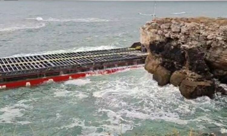 Моряците на заседналия "Vera Su" се страхуват за живота си