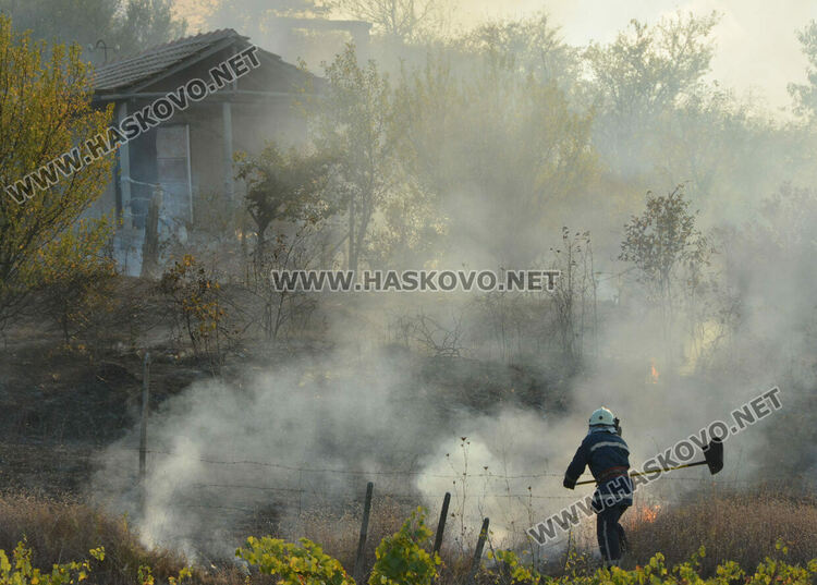 Пожар избухна във вилна зона край Хасково