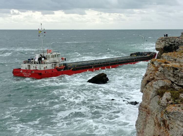 Евакуираха екипажа на Vera Su