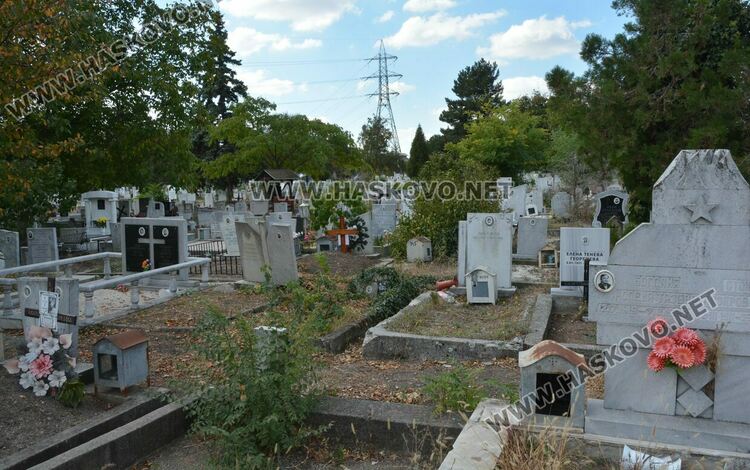 В гробищните паркове не смогват по поддръжката заради малък щат работници