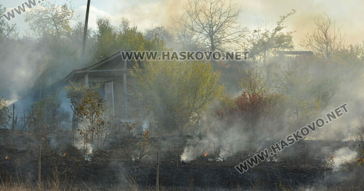 Пожар избухна във вилна зона край Хасково