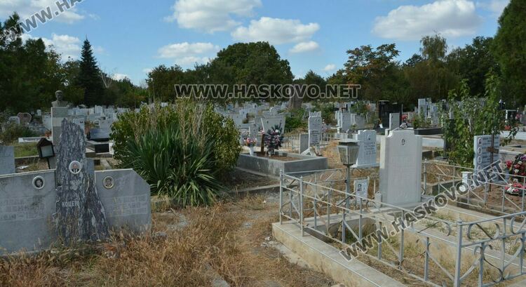 В гробищните паркове не смогват по поддръжката заради малък щат работници