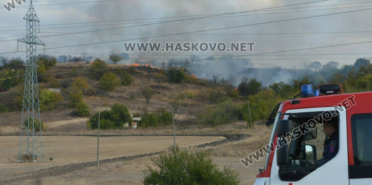 Пожар избухна във вилна зона край Хасково