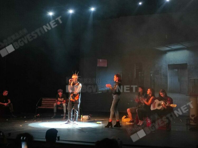 Младежи от Кърджали пресъздадоха на театралната сцена опасността от зависимостите