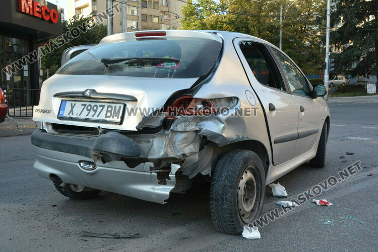 МВР: Фолксвагенът е ударил Пежото на „Раковски“ на жълт сигнал на светофара