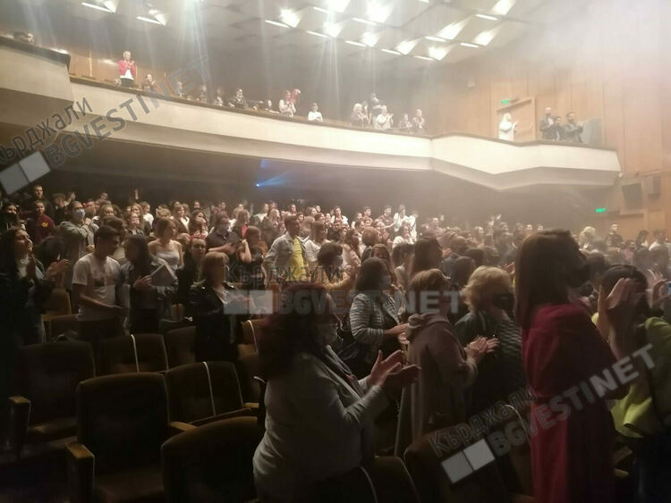 Младежи от Кърджали пресъздадоха на театралната сцена опасността от зависимостите