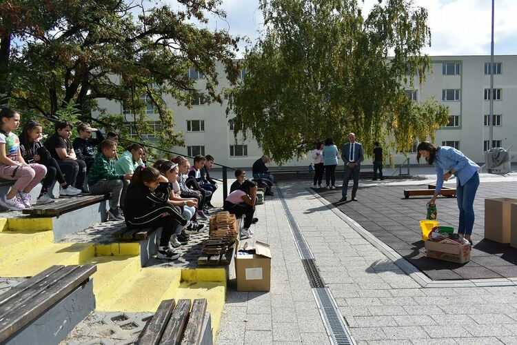 Третокласници от три асеновградски училища взеха участие в еко кампания за разделното сметосъбиране