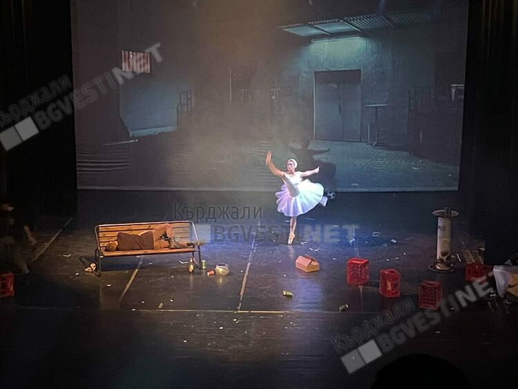 Младежи от Кърджали пресъздадоха на театралната сцена опасността от зависимостите