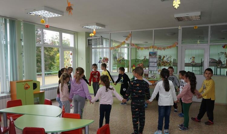 Представиха книгата „Различните” деца на България“ в училища и детска градина в Хасковско