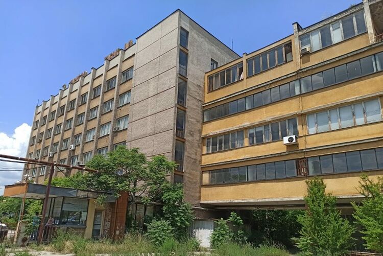 НАП обявява на търг бившата администрация на Цигарената фабрика в Хасково