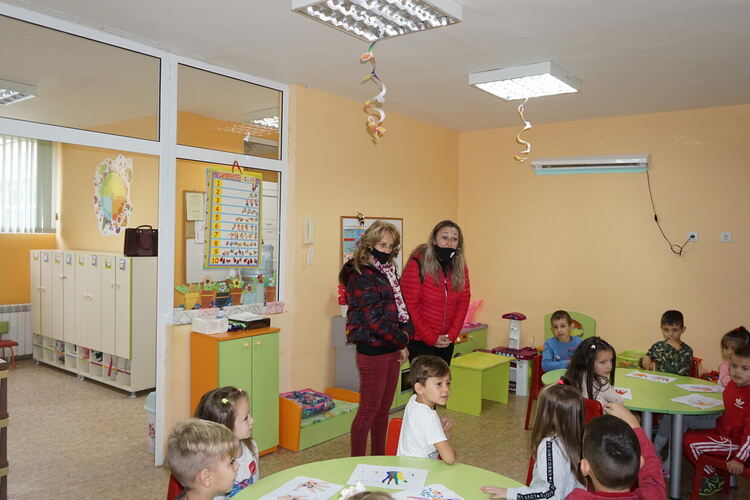 Представиха книгата „Различните” деца на България“ в училища и детска градина в Хасковско