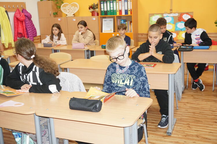 Представиха книгата „Различните” деца на България“ в училища и детска градина в Хасковско