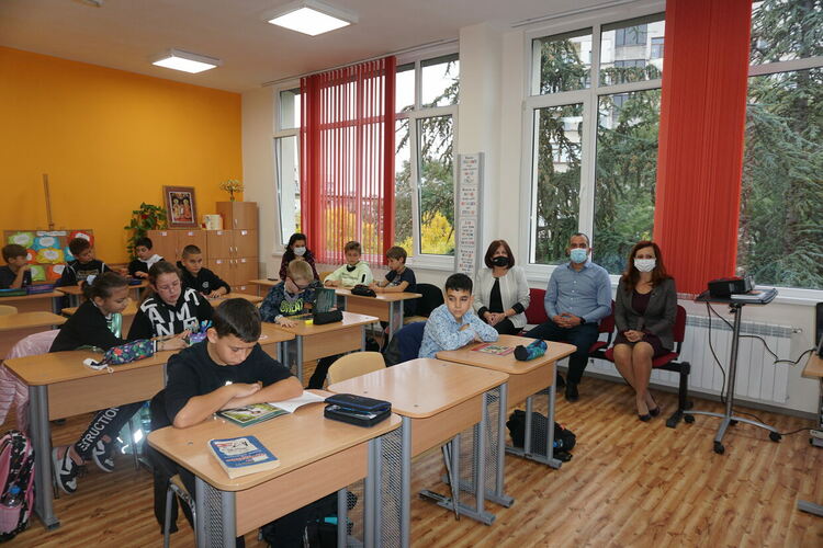 Представиха книгата „Различните” деца на България“ в училища и детска градина в Хасковско