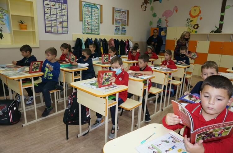 Представиха книгата „Различните” деца на България“ в училища и детска градина в Хасковско