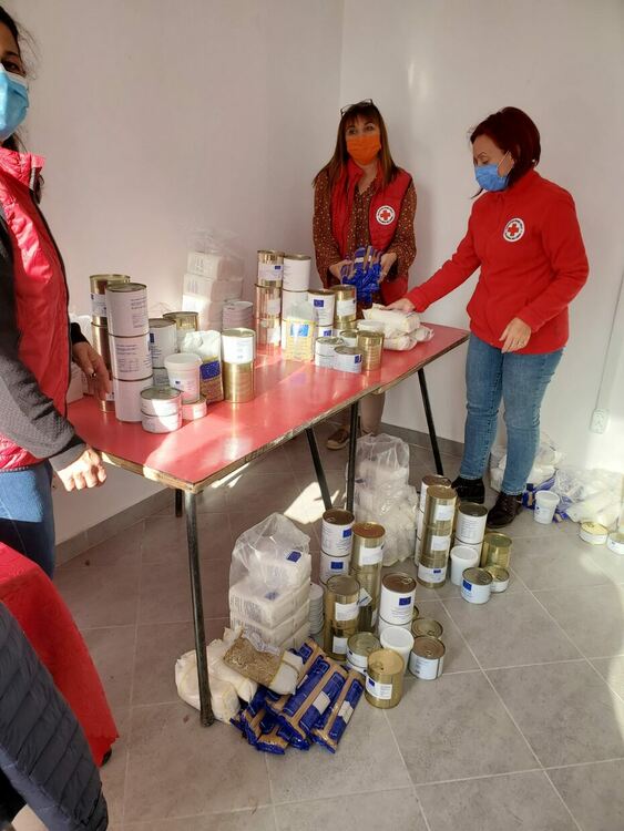 Доброволци и общински служители помагат на БЧК за раздаването на пакетите с храни