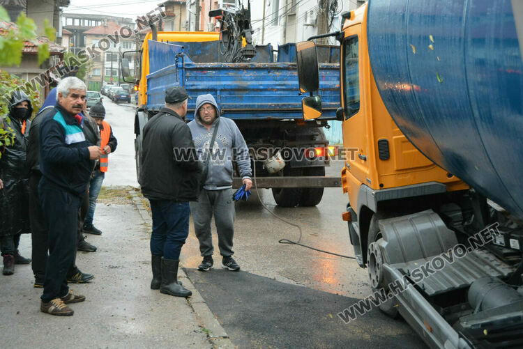 Боклукчийски камион хлътна в насип на ВиК