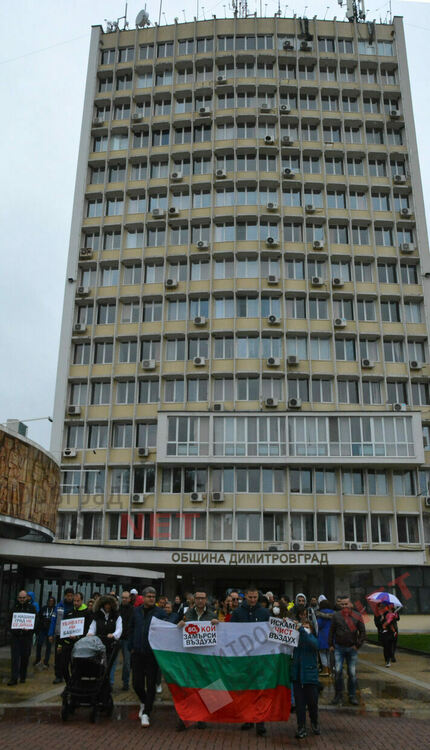 Въпреки дъжда, димитровградчани се вдигнаха на протест, за да защитят качеството на въздуха си