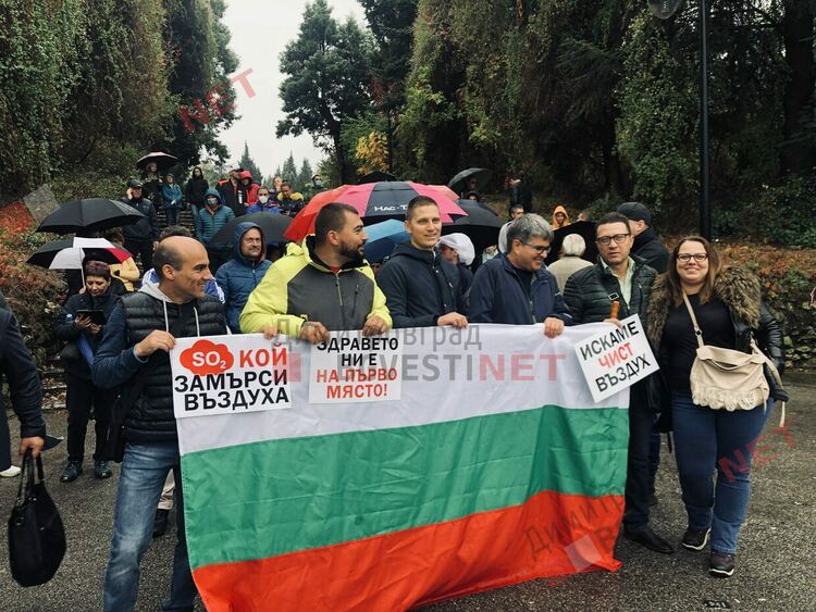 Въпреки дъжда, димитровградчани се вдигнаха на протест, за да защитят качеството на въздуха си