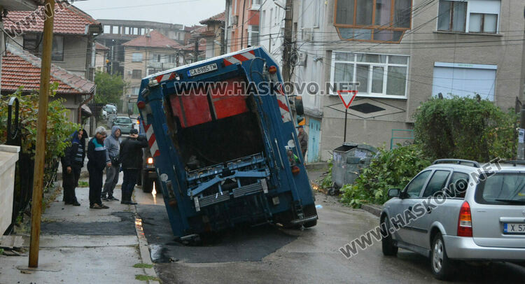 Боклукчийски камион хлътна в насип на ВиК