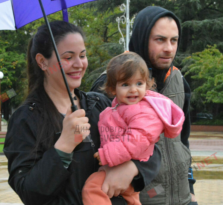 Въпреки дъжда, димитровградчани се вдигнаха на протест, за да защитят качеството на въздуха си