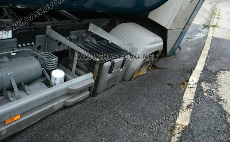 Боклукчийски камион хлътна в насип на ВиК