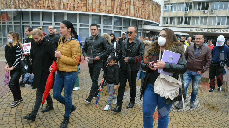 Въпреки дъжда, димитровградчани се вдигнаха на протест, за да защитят качеството на въздуха си
